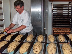 Bäckerei Breiter beim backen des originalen erzgebirgischen Butterstollen nach altem traditionellen Back-Rezept